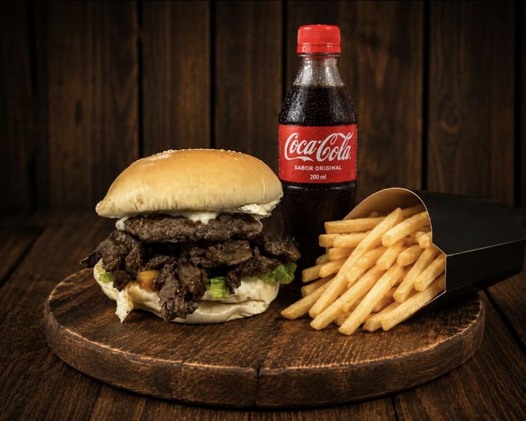 Hambúrguer com batata frita e Coca-Cola