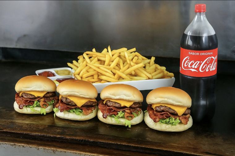 Mini hambúrgueres com batata frita e refrigerante