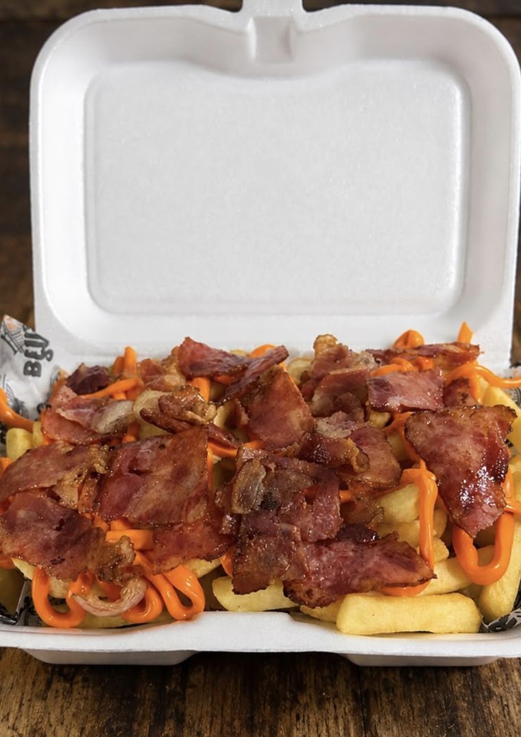 Batata frita com bacon e molho